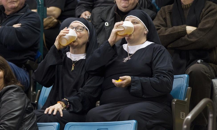 fot. Ben Nelms / Reuters / 8 marca 2014  Kamloops, Kanada  Kobiety w strojach religijnych (według opisu agencji nie są to faktyczne zakonnice) oglądają mistrzostwa curlingu popijając piwo.